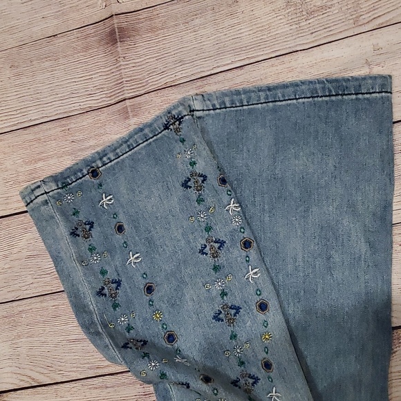 Free People Delphine High Waist Wide Flare Leg Embroidered Blue Jeans Sz 28 - Picture 13 of 14